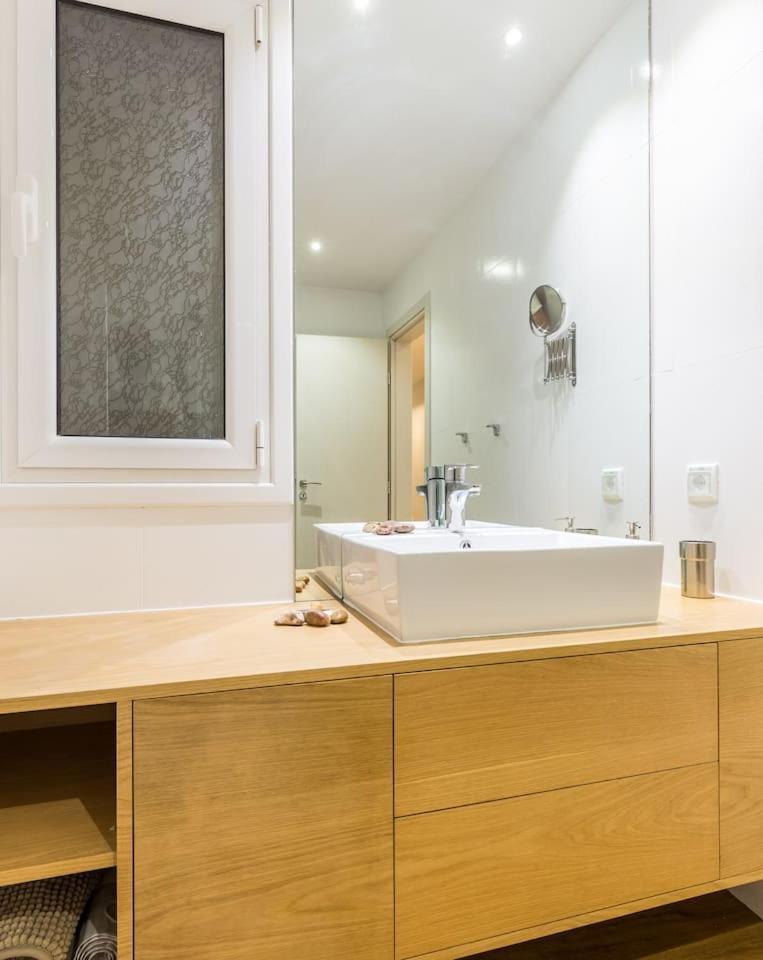 Elegant Apartment W Great Balcony In Vouliagmeni Athen Eksteriør billede