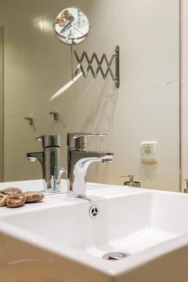 Elegant Apartment W Great Balcony In Vouliagmeni Athen Eksteriør billede