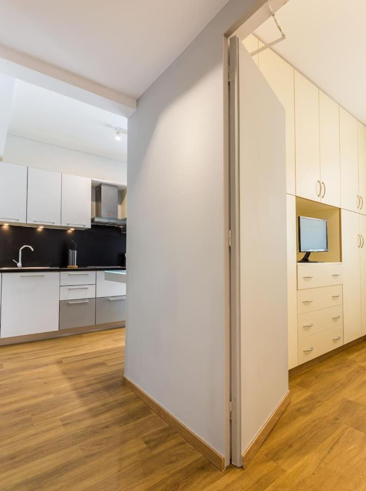 Elegant Apartment W Great Balcony In Vouliagmeni Athen Eksteriør billede